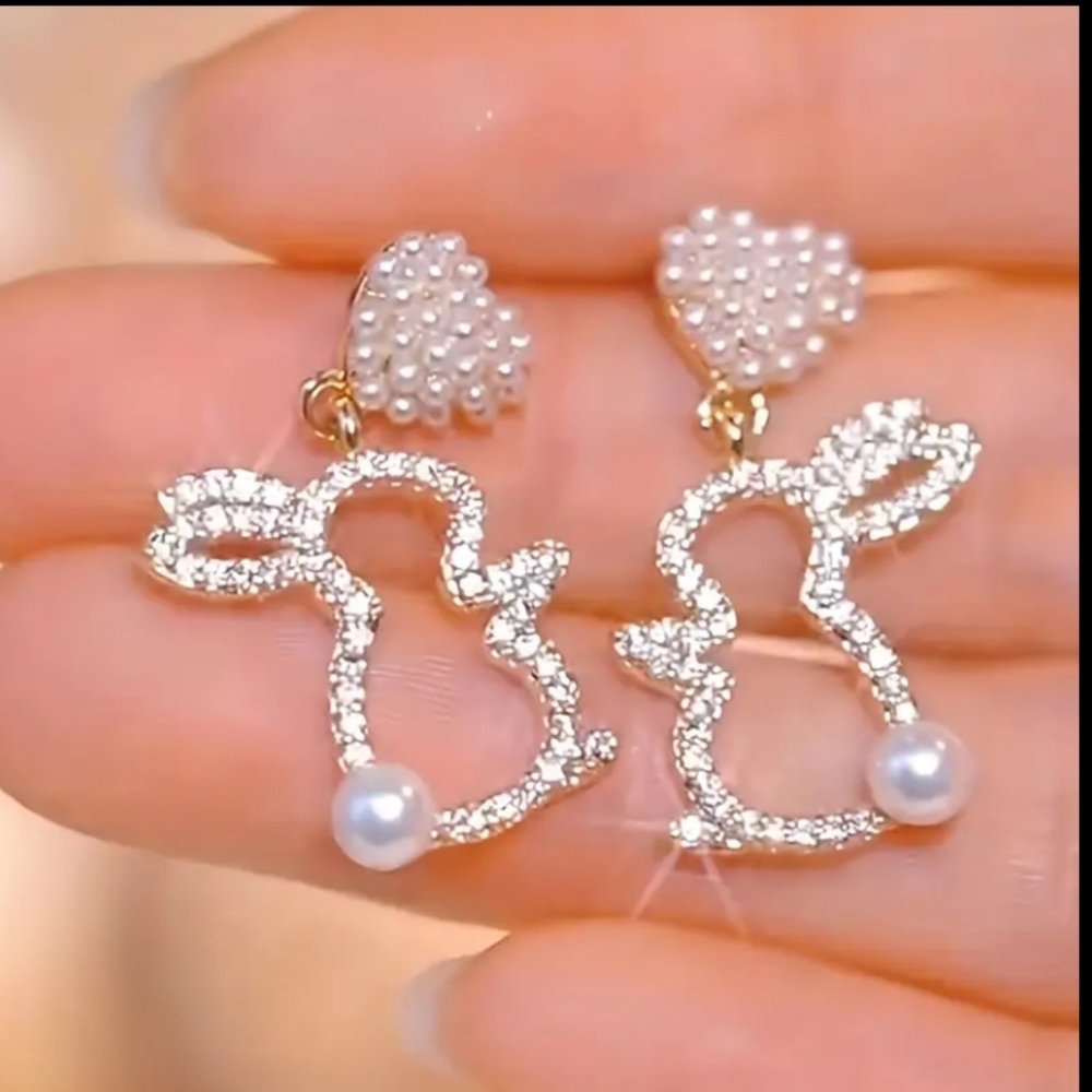 Elegant Gold Faux Pearl/Rhinestone Heart Pendant Bunny Dangle Earrings. NWT
